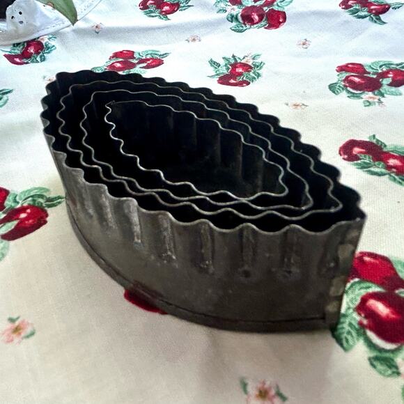 Vintage French 4 Piece Fluted Football Shaped Biscuit Cooke Cutters - Picture 5 of 16